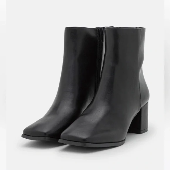 Rubi Shoes by Cotton On Wide Fit
WIDE FIT ASHLEA SQUARE TOE CLASSIC BOOT - - Picture 2 of 5